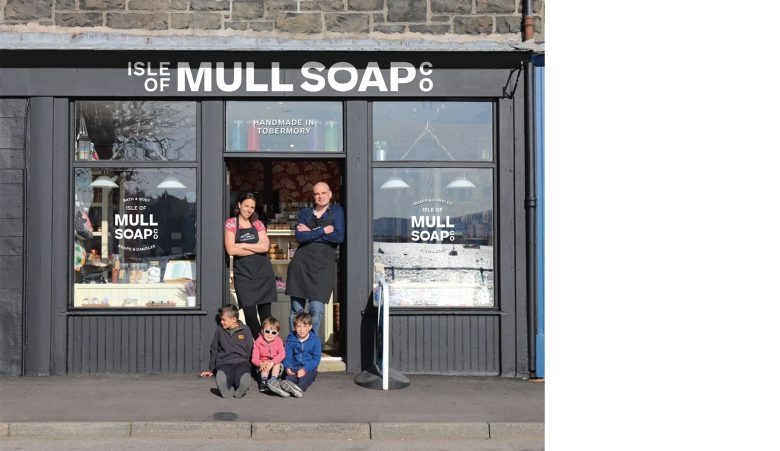 Фасад магазина с владельцами и детьми Isle Of Mull Soap