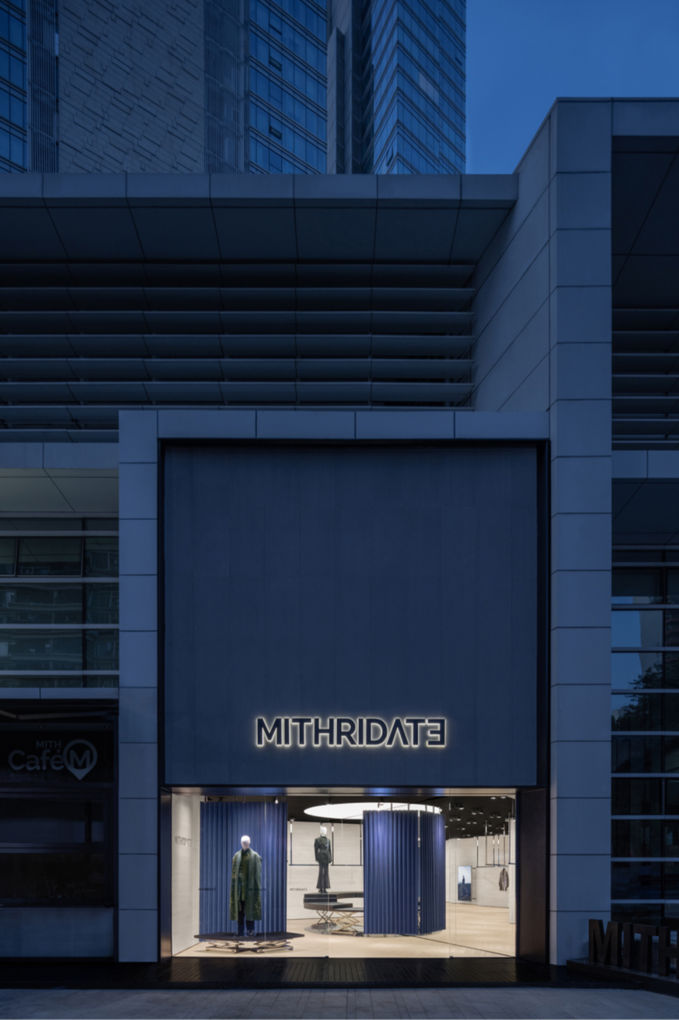 Фасад магазина с вывеской в вечернее время MITHRIDATE store