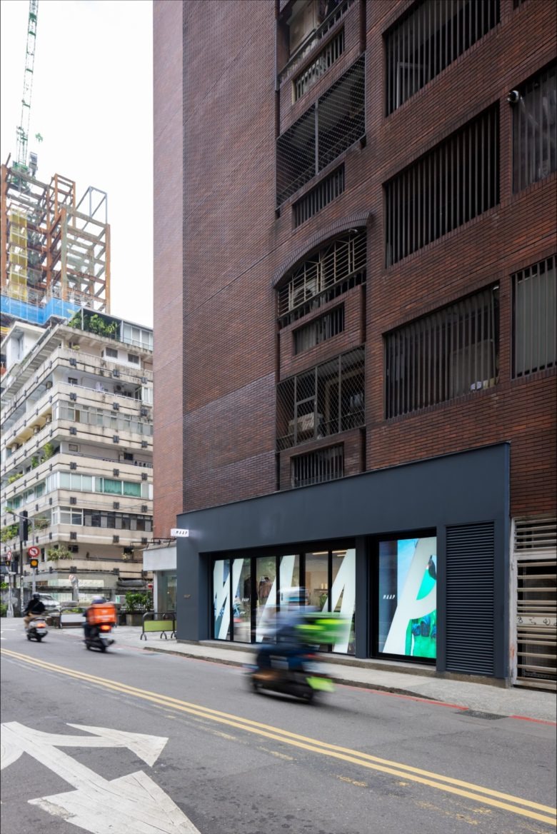 Фасад магазина в городской застройке MAAP LaB Taipei