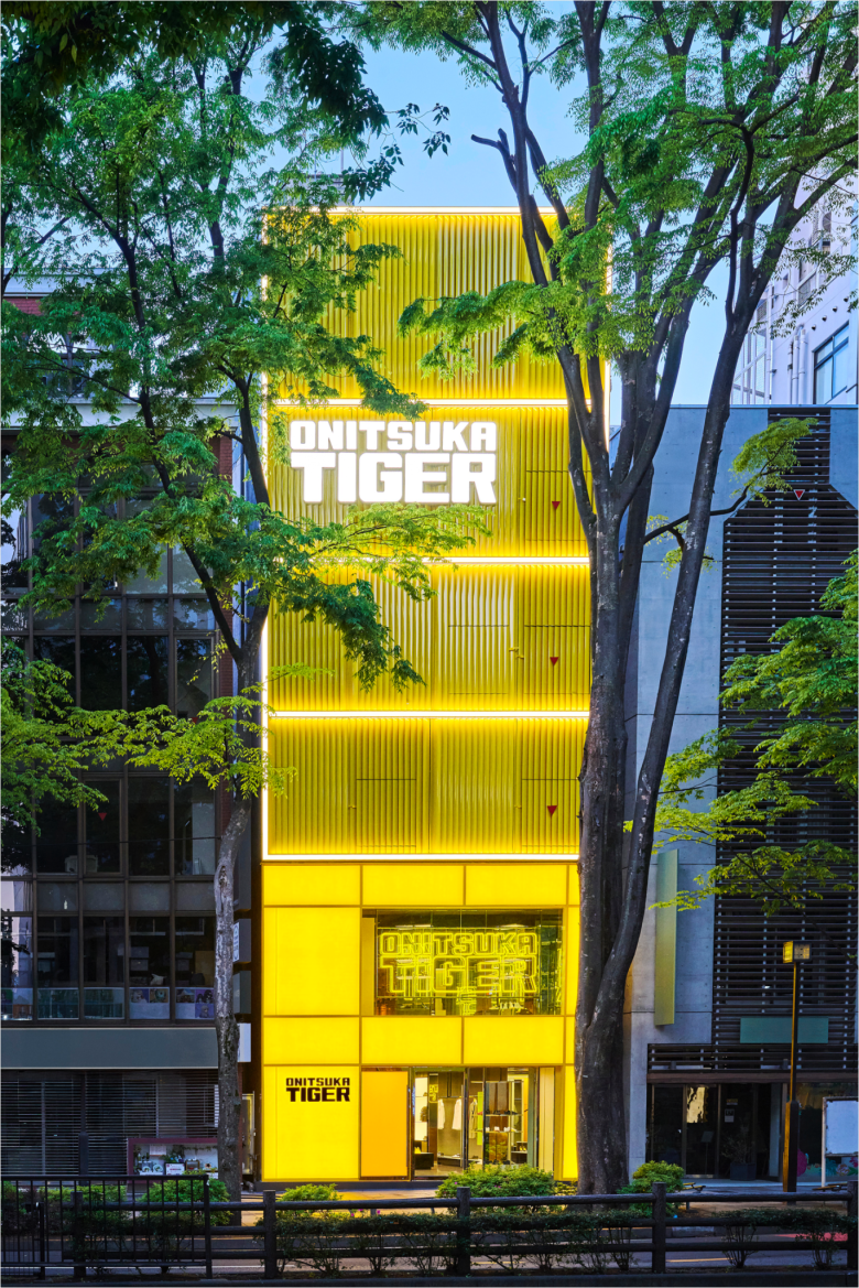 Фасад магазина вид с улицы Onitsuka Tiger store