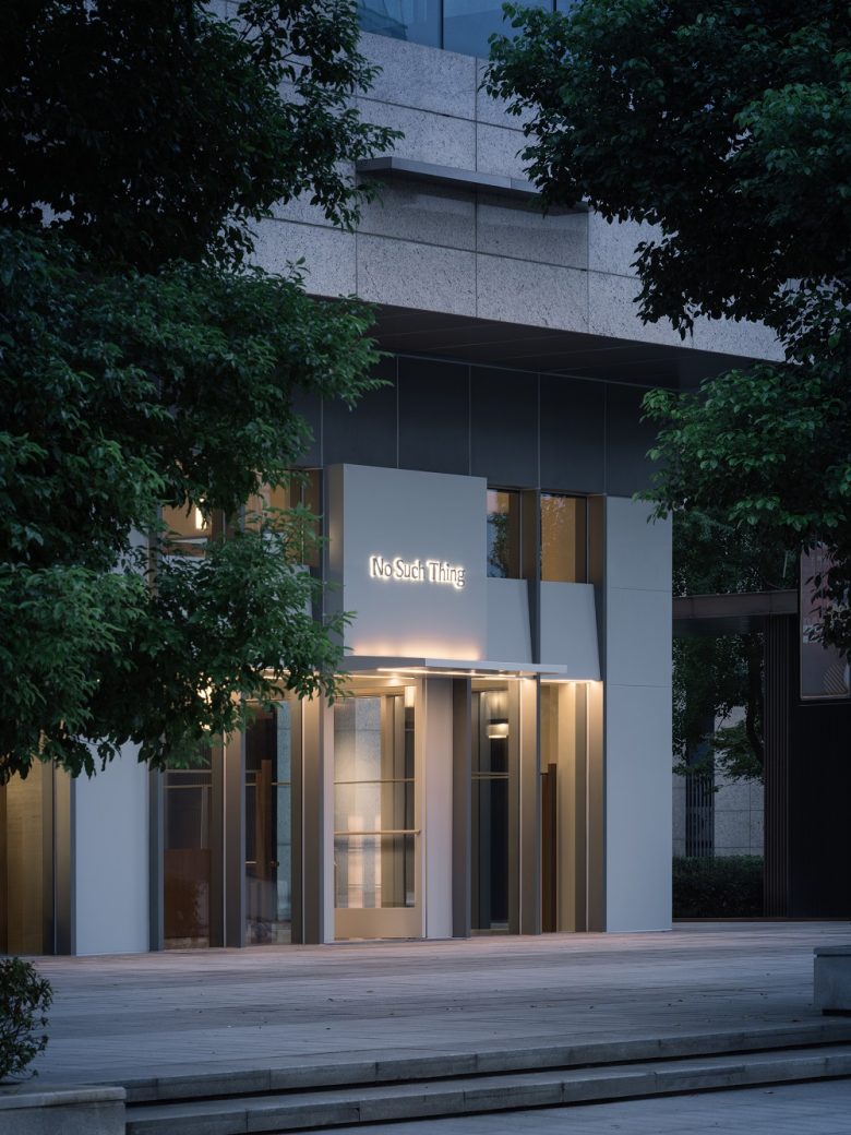 Фасад современного магазина в вечернее время Бутик No Such Thing