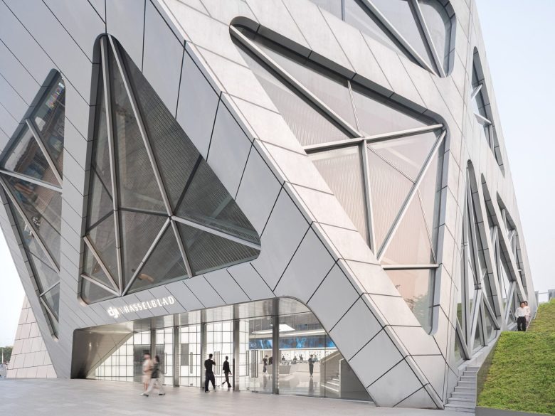 Фасад здания с геометрическими окнами DJI flagship store