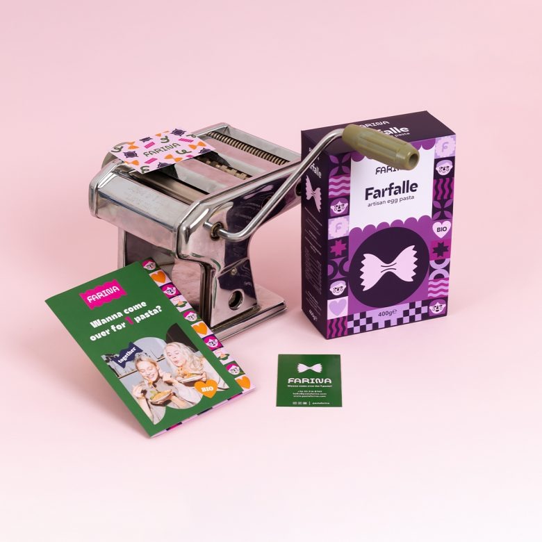 Фиолетовая упаковка с буклетом Farina