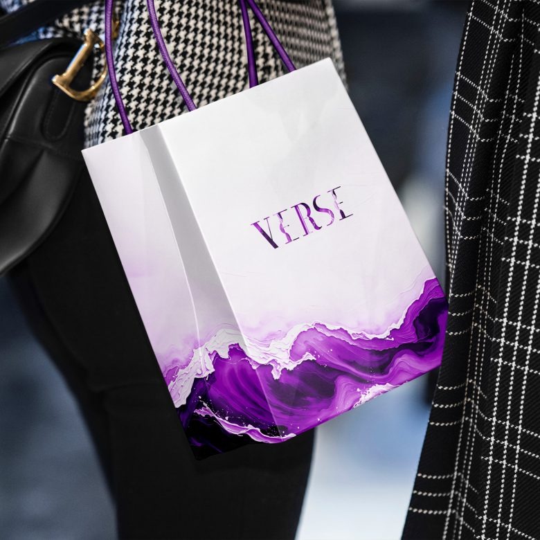 Фирменный пакет с логотипом Verse и фиолетовой графикой Verse Wine