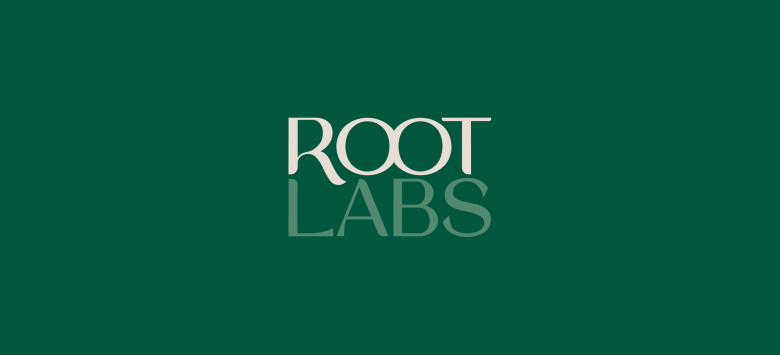 Фирменный логотип бренда на зеленом фоне Root Labs by BRIGADE