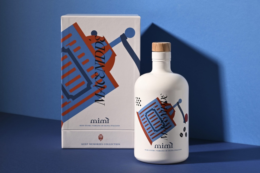 Флакон и упаковка крупным планом Keep Memories