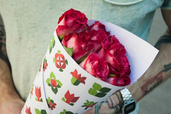 Красивый упакованный букет из роз 
