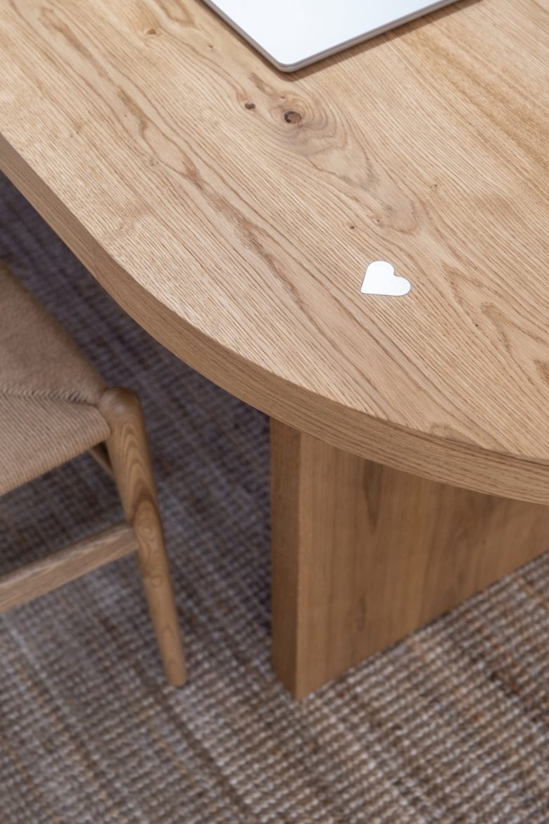 Фрагмент деревянного стола PLEKA Professional Cosmetics Showroom