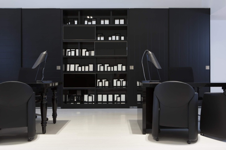 Черная мебель в магазине Florense