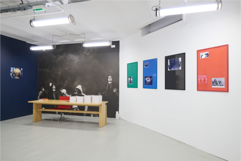 Галерейный зал магазина с арт работами на стенах Words Sounds Colours Shapes