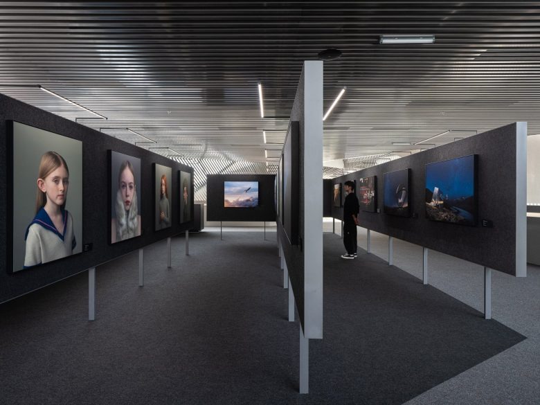 Галерея с выставкой фотографий DJI flagship store