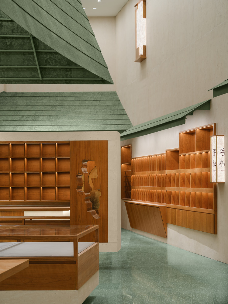 Галерея витрин в магазине XIEZI зеленые навесы и полки