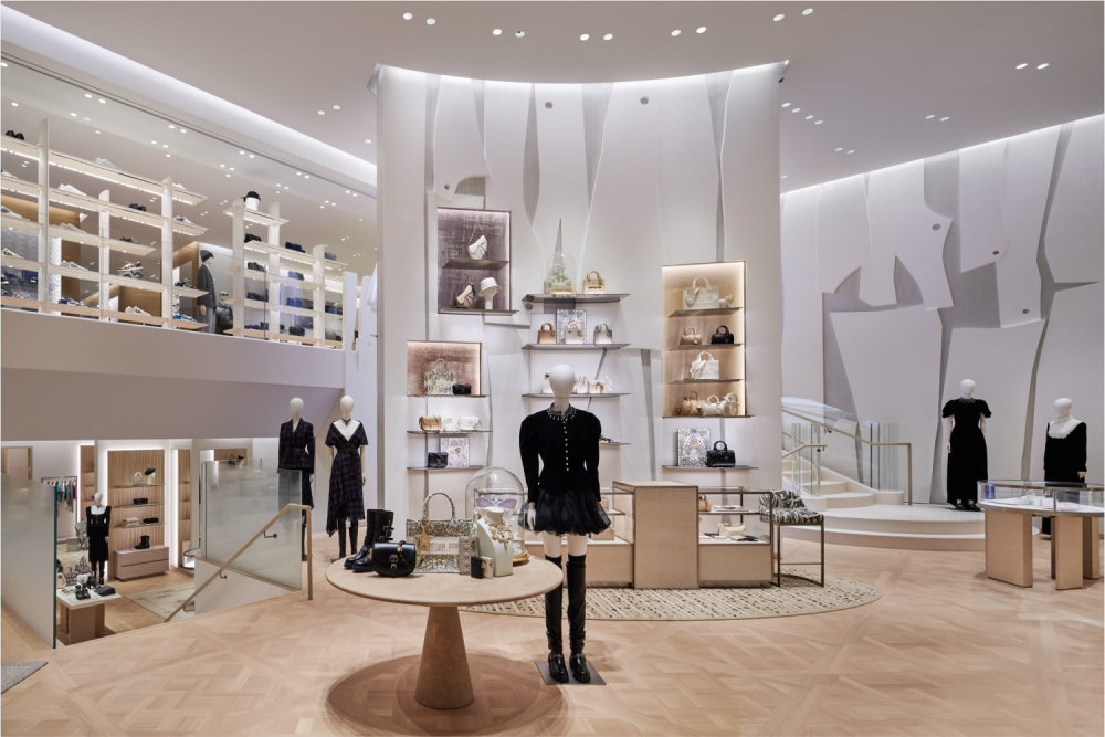 Главный зал бутика с центральной композицией Dior store