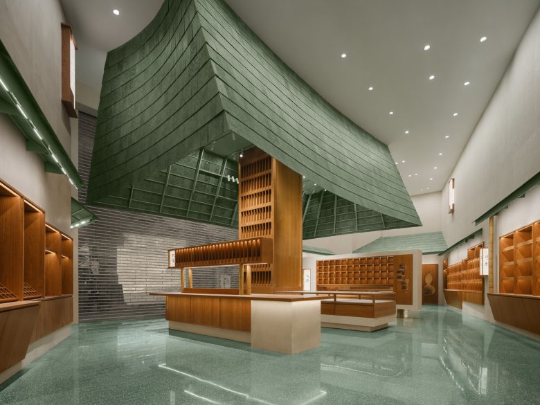 Главный зал магазина XIEZI зеленая крыша и деревянные острова