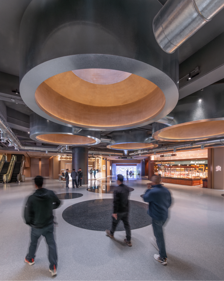 Холл первого этажа с интерьерным потолком BREWTOWN