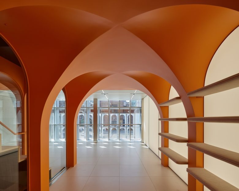 Холл с полками витринами Yongsan Francoreen HQ