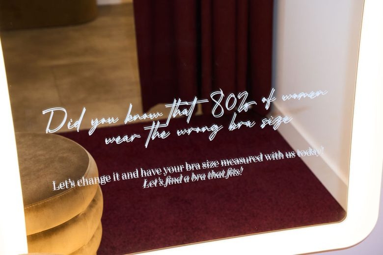 Информационная надпись на витрине Hunkemöller new retail concept