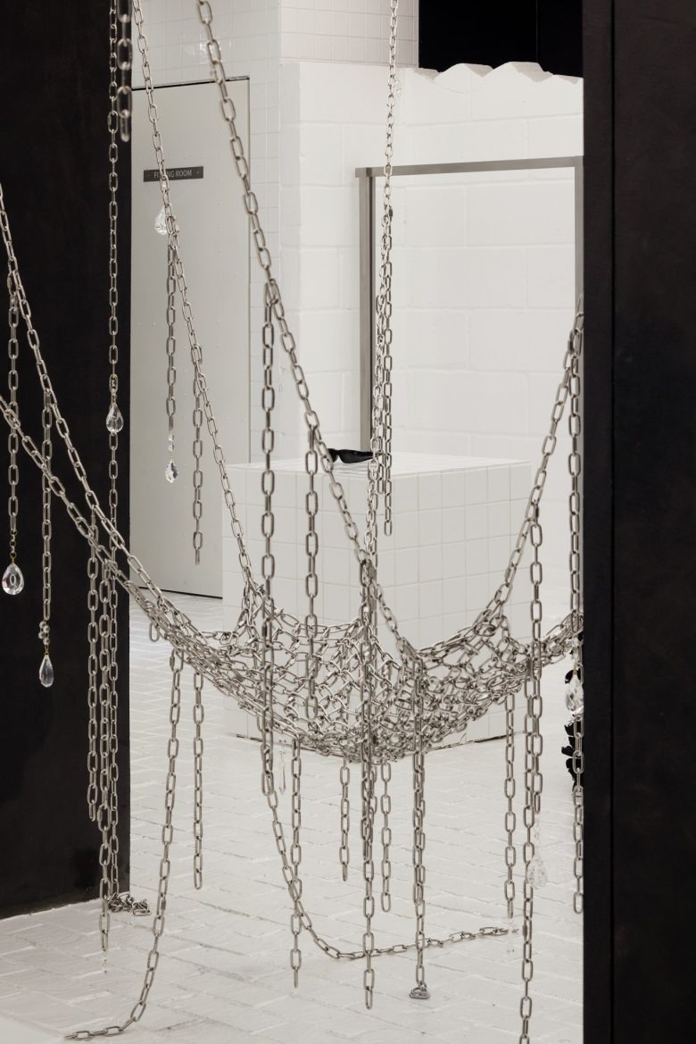 Инсталляция из металлических цепей в интерьере PMW Next-Gen Street Culture Label Store
