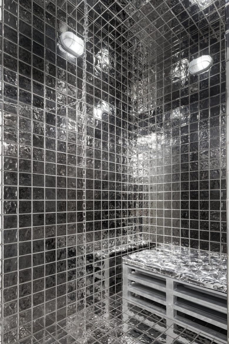 Инсталляция с цепями и текстурной плиткой PMW Next-Gen Street Culture Label Store