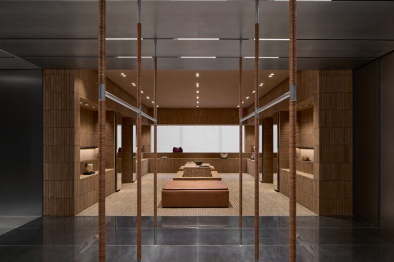 Интерьер Бутика Zara Деревянная Зона С Пуфами