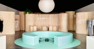 Интерьер магазина Bumpsuit с круглой скамьей
