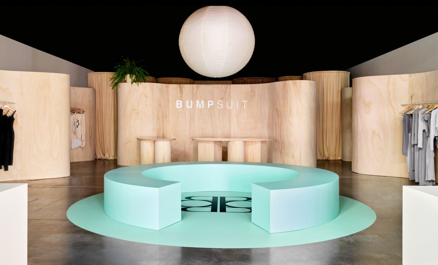 Интерьер магазина Bumpsuit с круглой скамьей