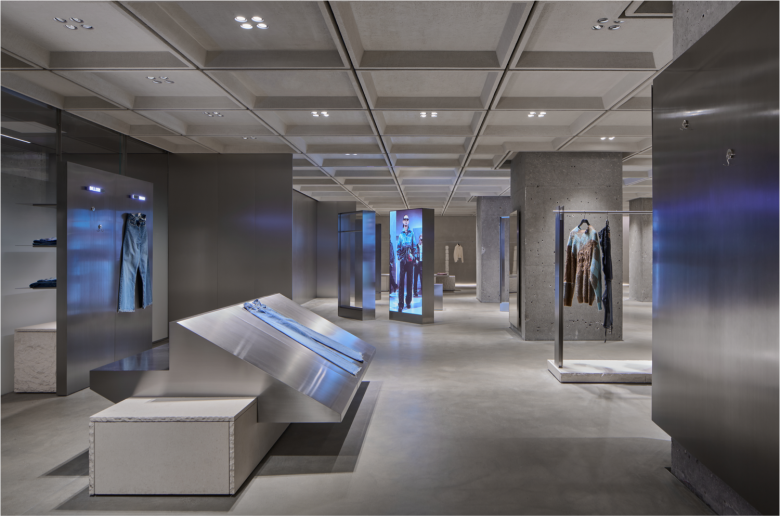 Интерьер Zara С Металлическими Панелями И Экранами