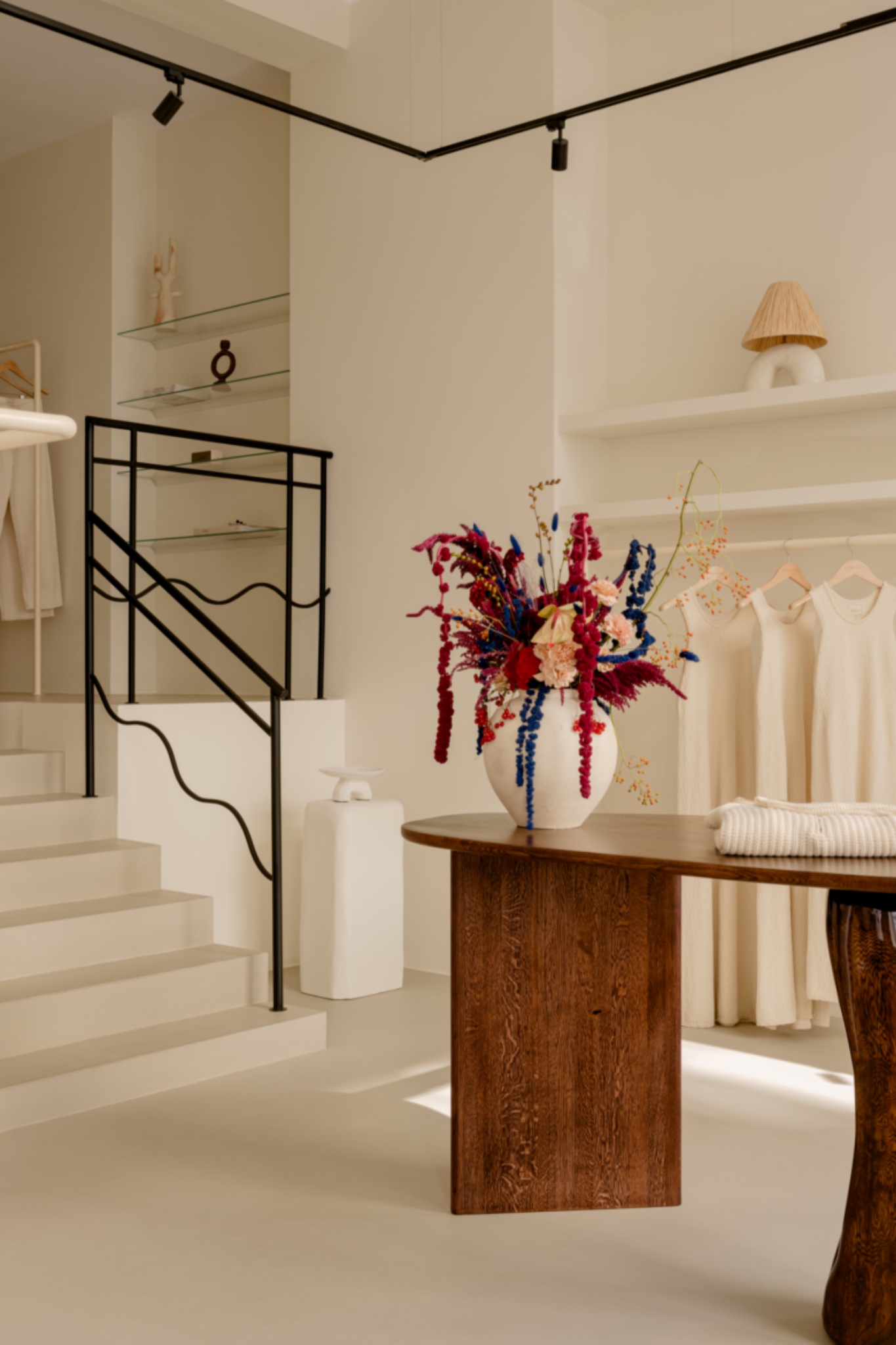 Интерьер бутика с лестницей и витриной Bohèmi Soul store