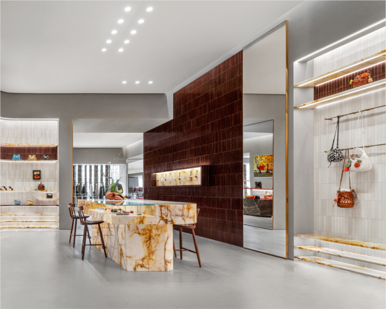 Интерьер бутика с мраморным столом Casa LOEWE