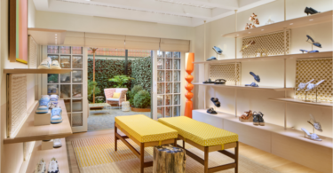 Интерьер бутика с обувными витринами Louis Vuitton store