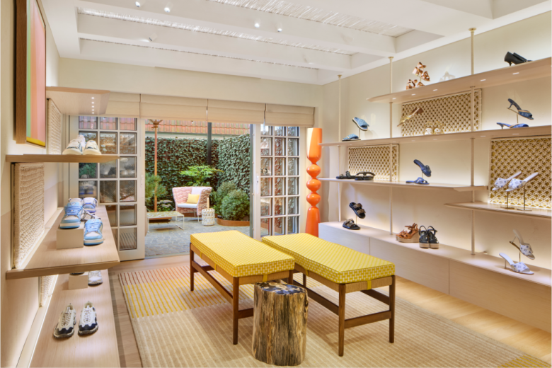 Интерьер бутика с обувными витринами Louis Vuitton store