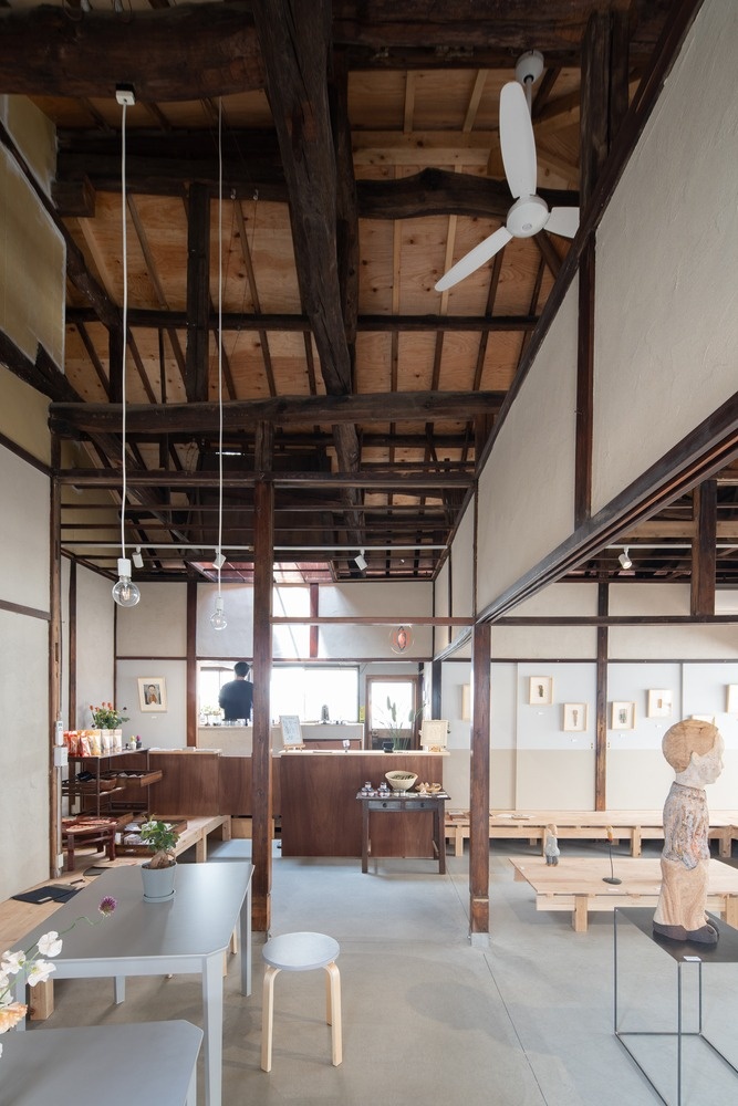 Интерьер галереи с открытой планировкой Gallery Katachi