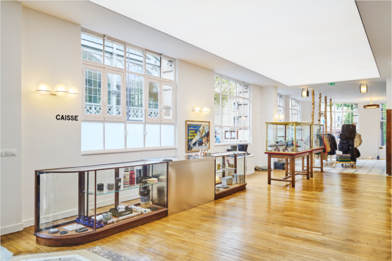 Интерьер концептуального магазина с витринами и кассой Words Sounds Colours Shapes