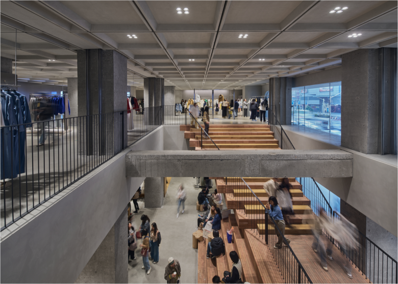 Интерьер магазина Двухуровневый зал с деревянной лестницей