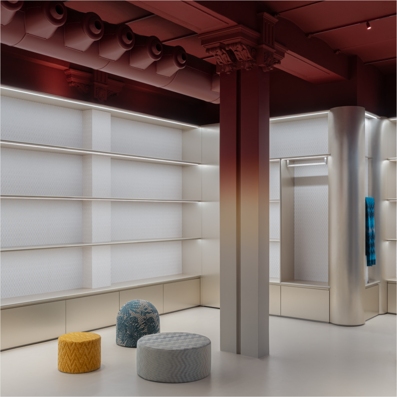 Интерьер магазина Missoni Store белые полки и пуфы