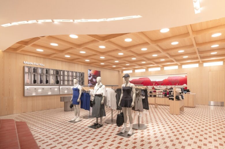 Интерьер магазина lululemon