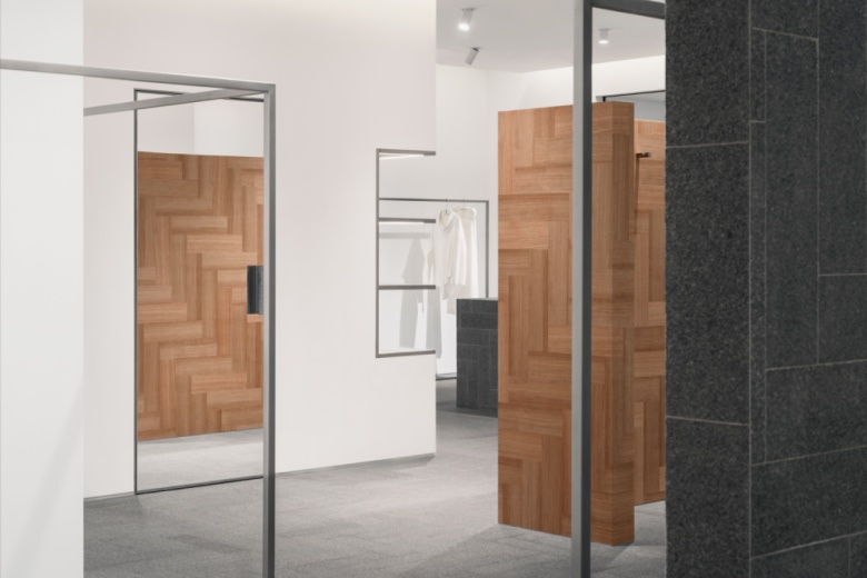 Интерьер магазина с деревянными панелями A SURNAME store