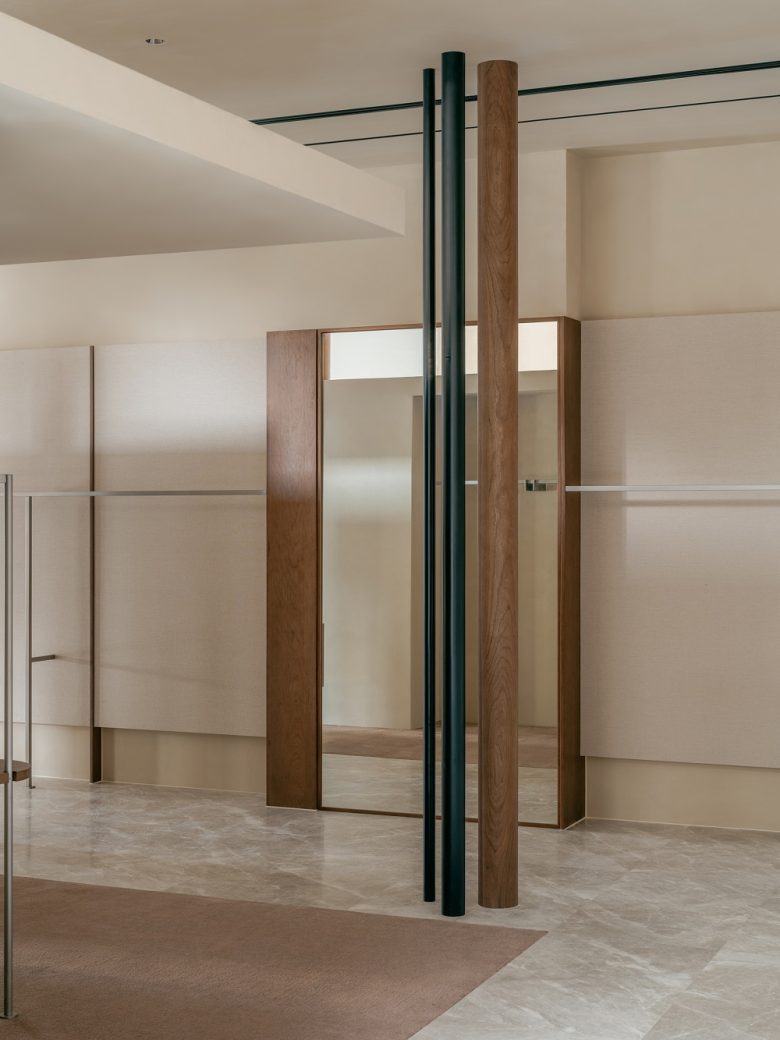 Интерьер магазина с деревянными панелями и освещением Бутик No Such Thing