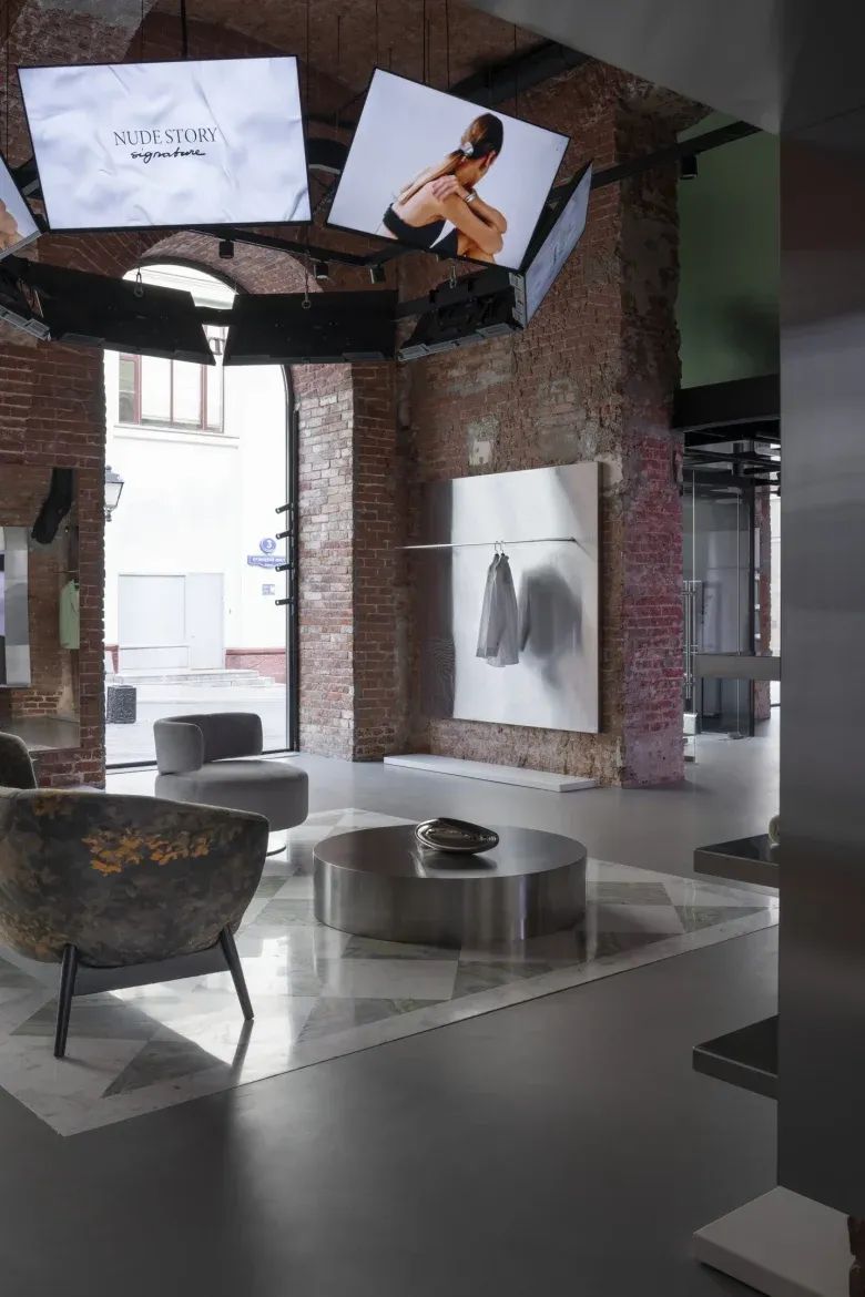 Интерьер магазина с экранами и зоной ожидания NUDE STORY store