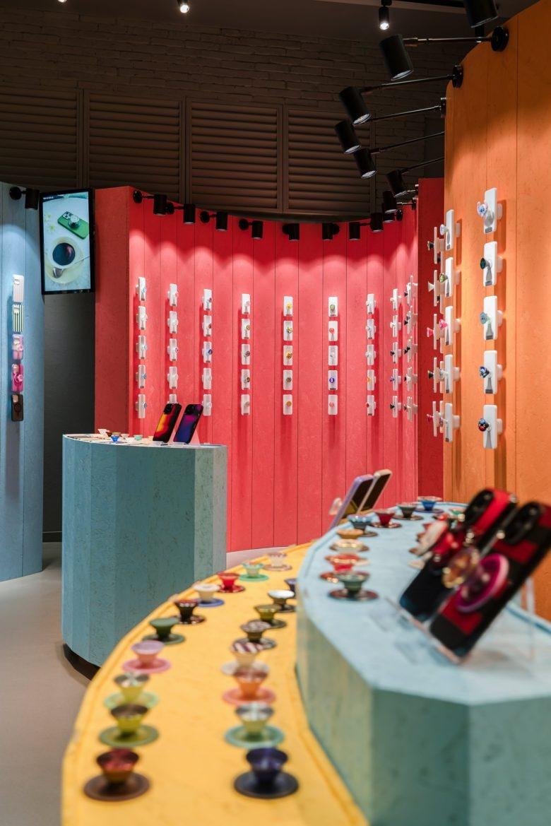 Интерьер магазина с экспозицией держателей для телефонов POPSOCKETS Pop up Store