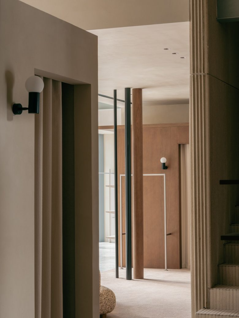 Интерьер магазина с колоннами и стеклянными перегородками Бутик No Such Thing