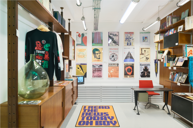 Интерьер магазина с постерами и книжными стеллажами Words Sounds Colours Shapes