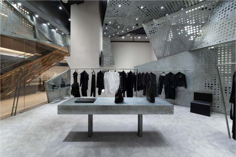 Интерьер магазина с центральным столом и одеждой Yohji Yamamoto store