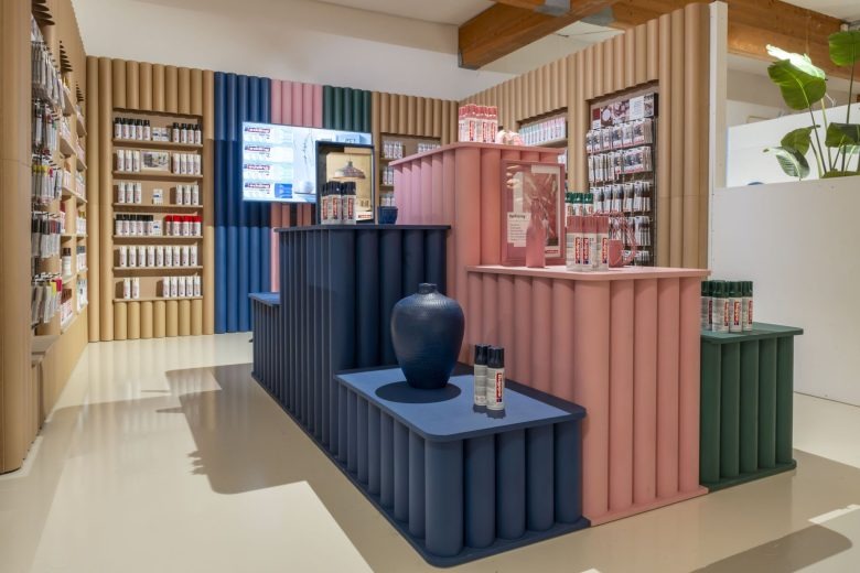 Интерьер магазина с центральными подиумами Edding Transforming the everyday with Edding