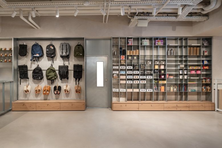 Интерьер магазина с витриной аксессуаров и рюкзаков Story Eilat store