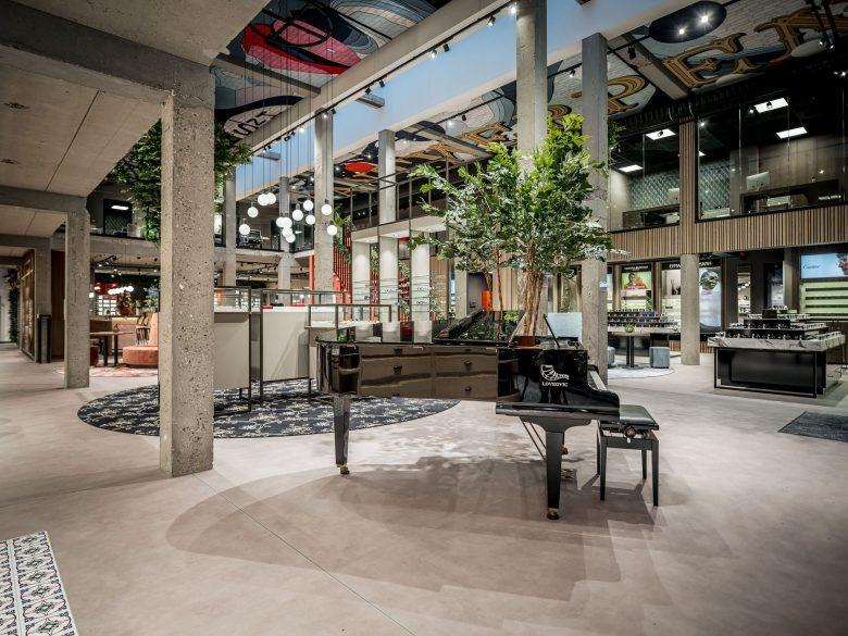 Интерьер оптики Frits van den Bosch