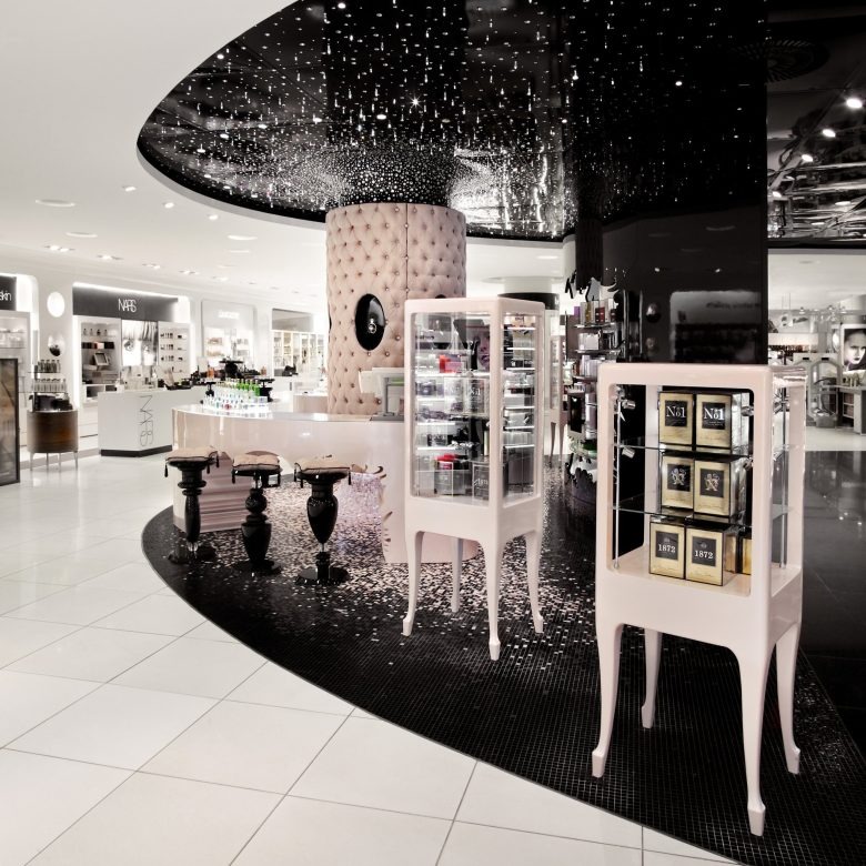 Интерьер парфюмерной зоны с витринами The story of scents