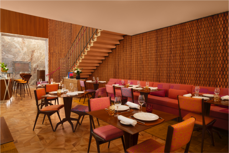 Интерьер ресторана с лестницей Louis Vuitton store