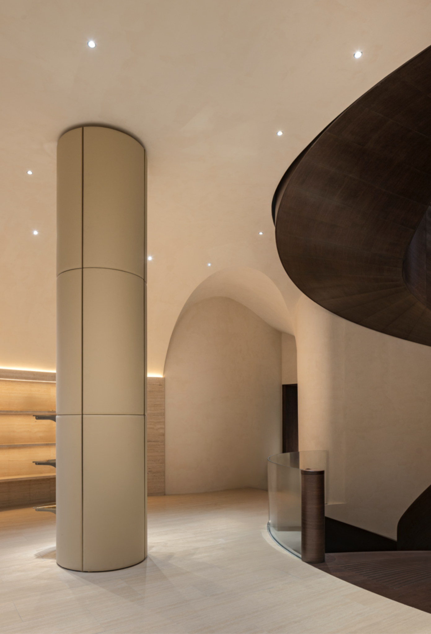 Интерьер с арочными сводами Polène store