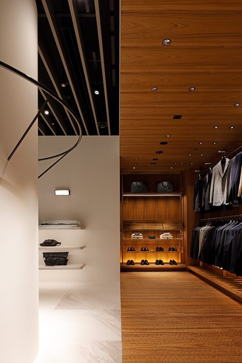 Интерьер с контрастом дерева и белых стен Le GRAND CLOSET de PARIGOT _ MAN Le GRAND CLOSET de PARIGOT _ MAN